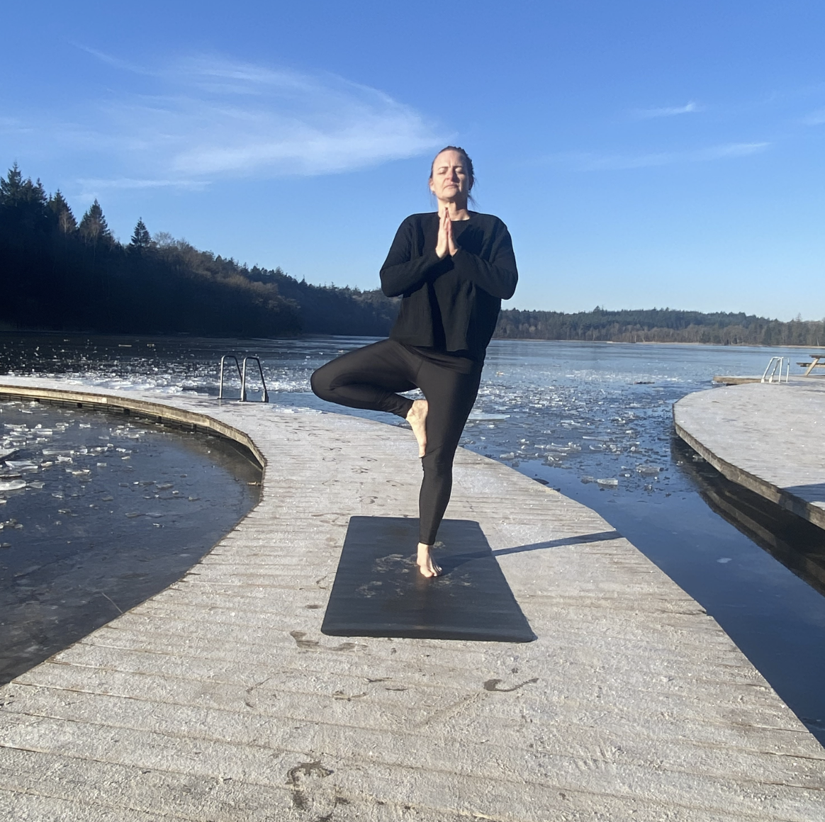 Yogalærer laver yogastilling ved sø i Ikast